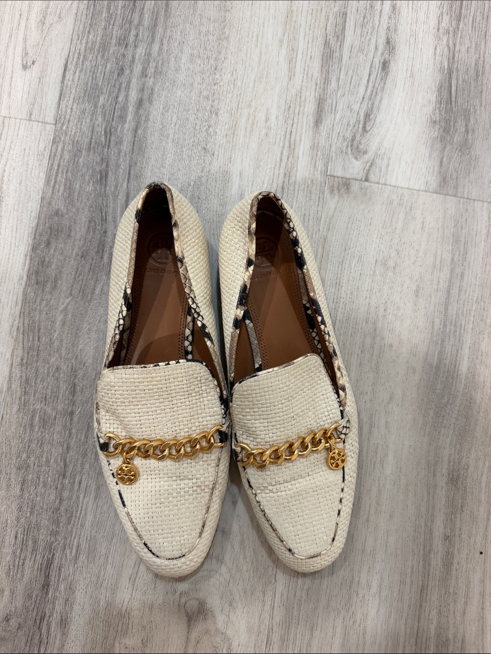 Tory Burch cream-colored woven loafers with gold -tone chain accent size 8.5